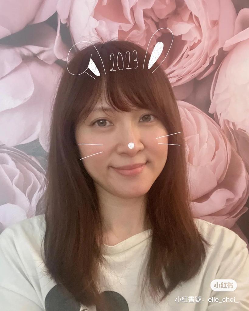 有網民指她兩頰下垂。